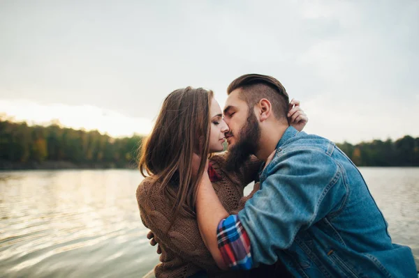 Coppia abbracci e baci — Foto Stock