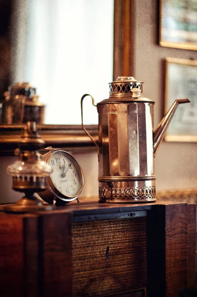 Kaffeekanne und Uhr — Stockfoto