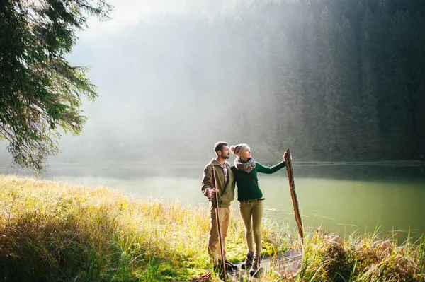 Couple rustique marchant en forêt — Photo