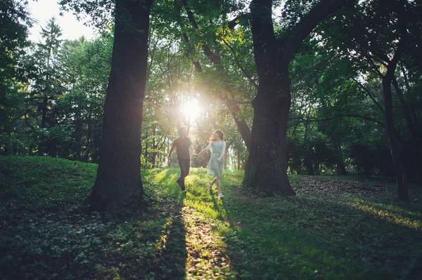 Casal se divertindo e correr — Fotografia de Stock