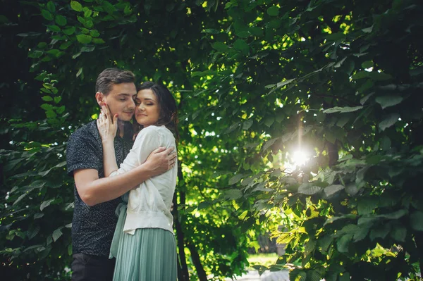 Pareja abrazándose posando en parque —  Fotos de Stock