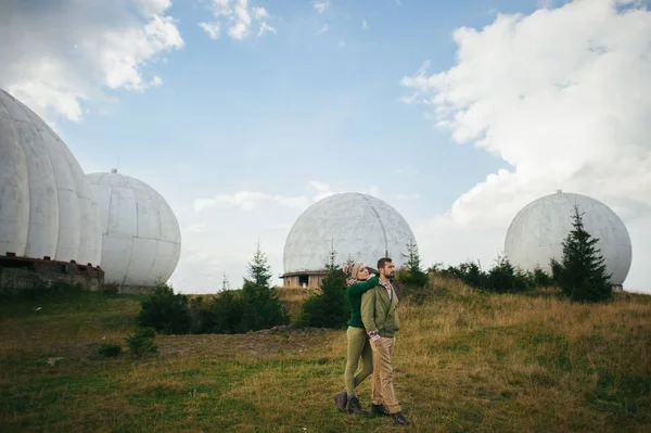 Para pozuje w pobliżu Obserwatorium do nadzoru — Zdjęcie stockowe