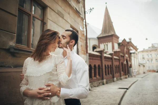 Pár objímat v blízkosti staré budovy — Stock fotografie