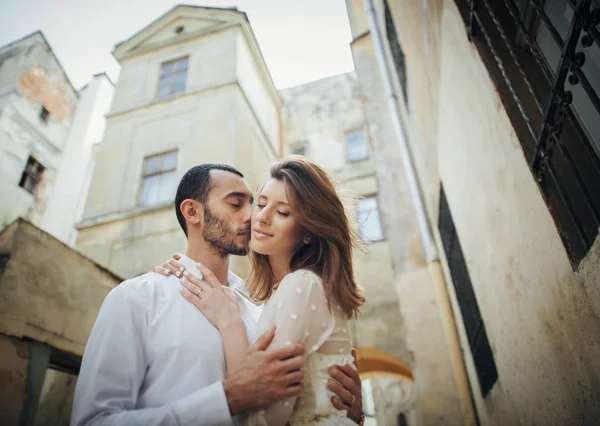 Casal abraçando perto de edifício antigo — Fotografia de Stock