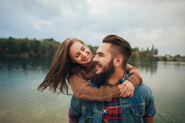 Paar knuffelen in de buurt van lake — Stockfoto