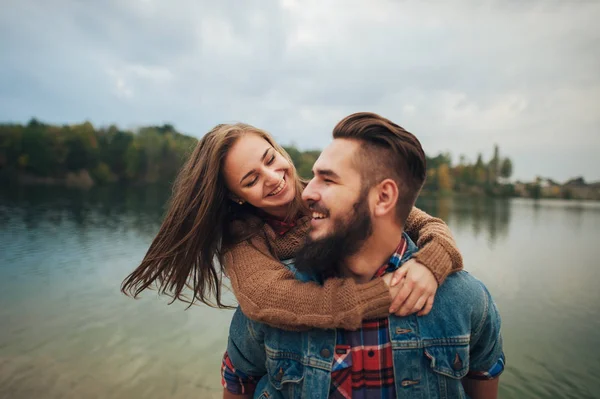 Pareja abrazándose cerca del lago —  Fotos de Stock