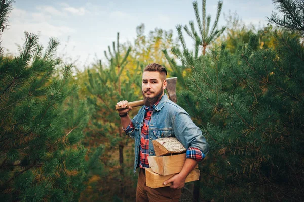 Hipster man met timbers — Stockfoto