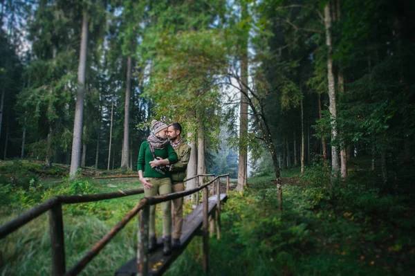 Couple rustique marchant en forêt — Photo