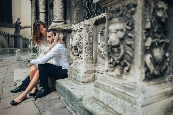 Casal andando na cidade velha — Fotografia de Stock