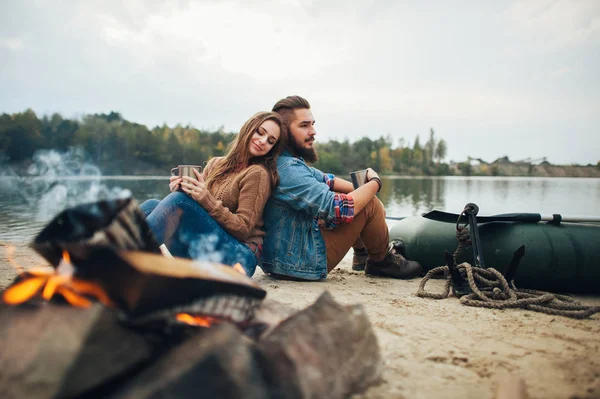 Para siedzi na brzegu jeziora — Zdjęcie stockowe