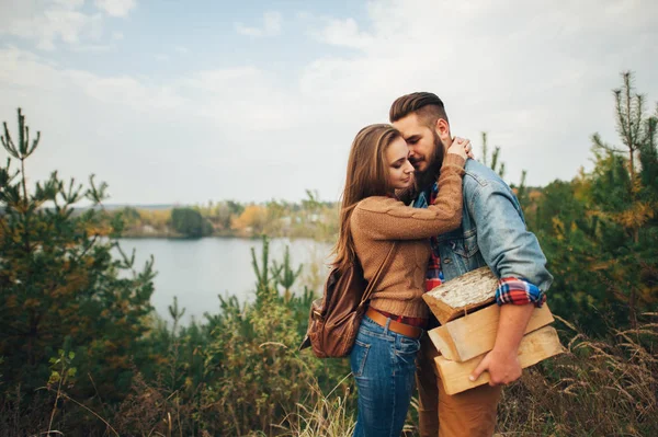 Mann mit Holz und seine Frau — Stockfoto