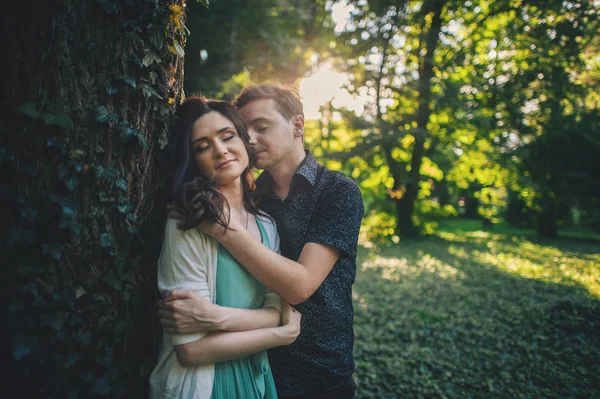 Casal abraçando posando no parque — Fotografia de Stock