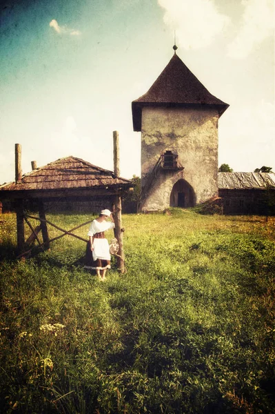 Mulher rústica no campo — Fotografia de Stock