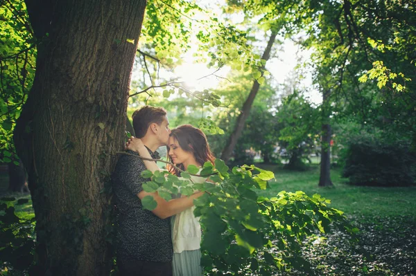 Casal abraçando e beijando ao ar livre — Fotografia de Stock