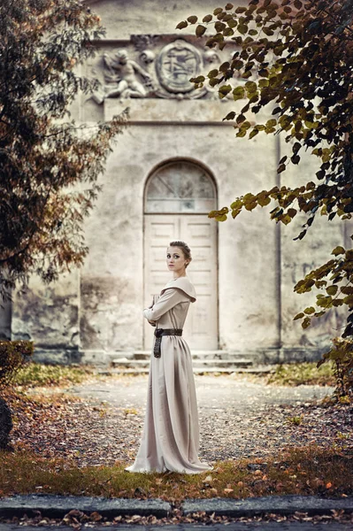 Брюнетка жінка в давно вікторіанської плаття — стокове фото
