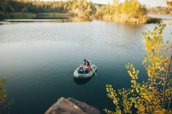 Paar zwemmen op rubberboot — Stockfoto