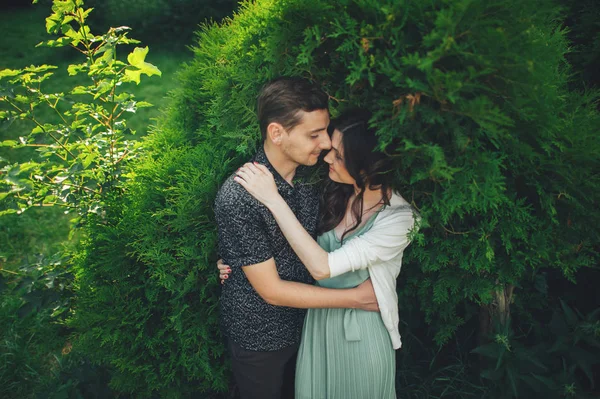 Casal abraçando posando no parque — Fotografia de Stock