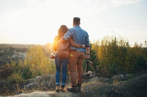 Paar poseren op natuur achtergrond — Stockfoto