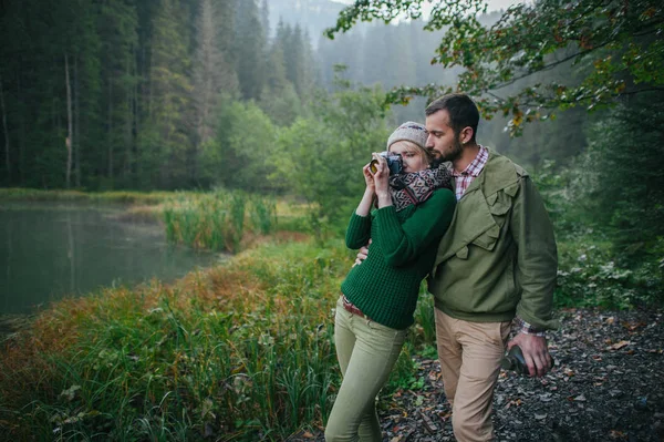 Pareja rústica caminando en el bosque — Foto de Stock