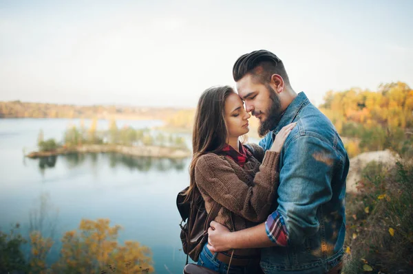 Casal abraçando perto do lago — Fotografia de Stock