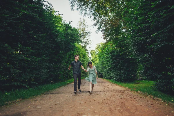 Pareja divirtiéndose y corriendo — Foto de Stock