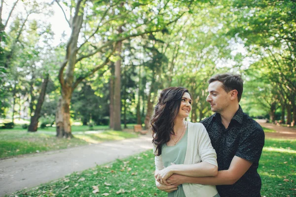 Пара обіймає позу в парку — стокове фото