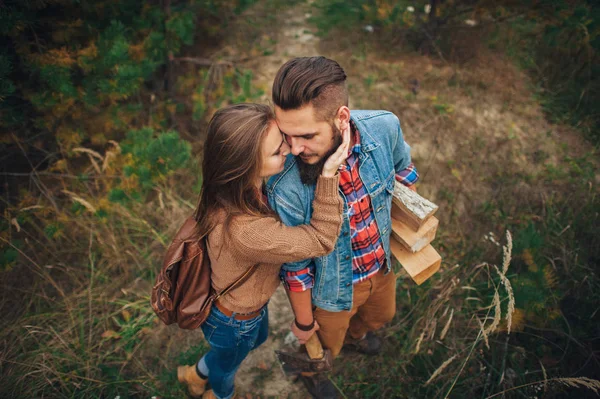 Mann mit Holz und seine Frau — Stockfoto