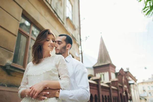 Pár objímat v blízkosti staré budovy — Stock fotografie