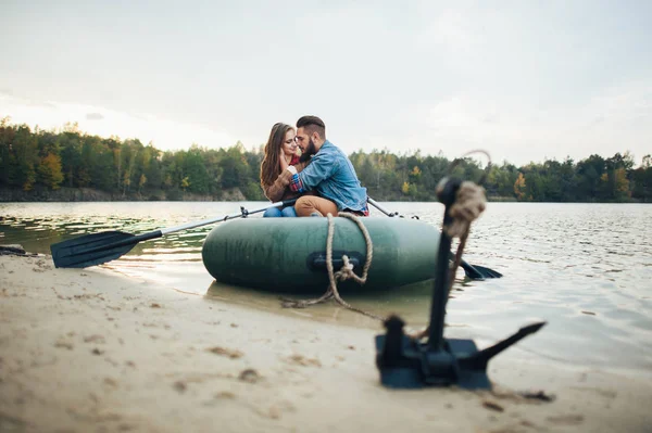 Pasangan berenang di atas perahu karet — Stok Foto