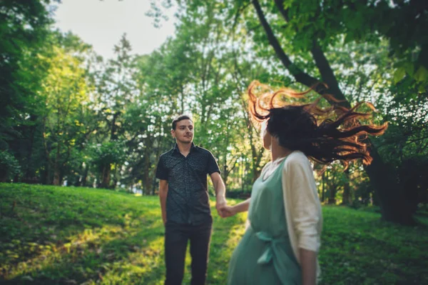 Pareja divirtiéndose y corriendo — Foto de Stock