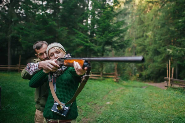 คู่รักชาวบ้านที่มีปืน — ภาพถ่ายสต็อก