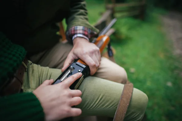 Mãos masculinas segurando um rifle — Fotografia de Stock