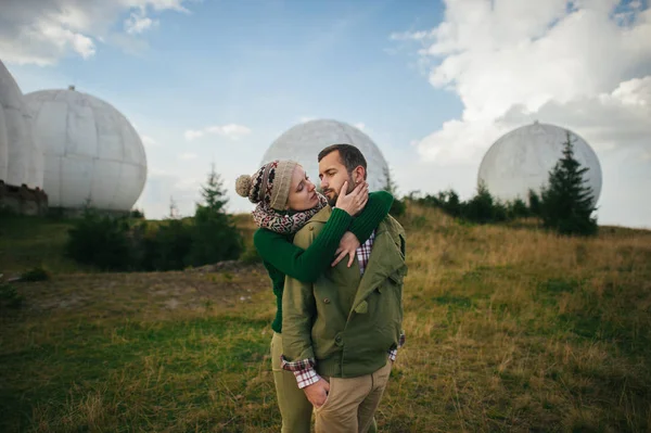 Pár pózuje poblíž observatoře pro dohled — Stock fotografie