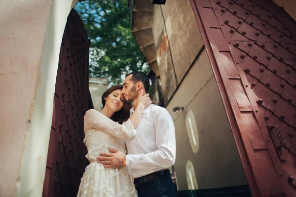 Пара обнимается возле старого здания — стоковое фото
