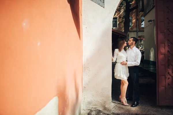 Casal andando na cidade velha — Fotografia de Stock