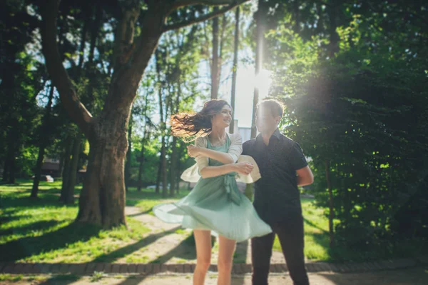 Пара танцует в зеленом парке — стоковое фото