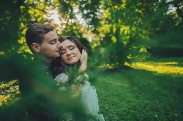 Casal abraçando posando no parque — Fotografia de Stock