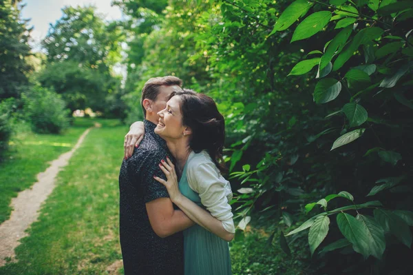 Casal abraçando posando no parque — Fotografia de Stock