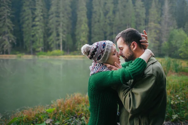 Par som kramas på sjön bakgrund — Stockfoto