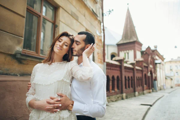 Cuplu îmbrățișare în apropierea clădirii vechi — Fotografie, imagine de stoc