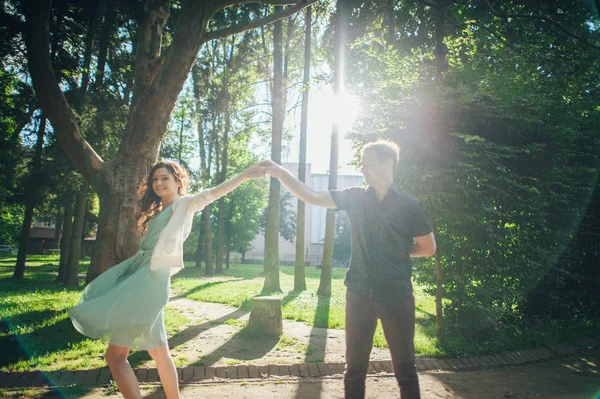 Pareja bailando en green park — Foto de Stock