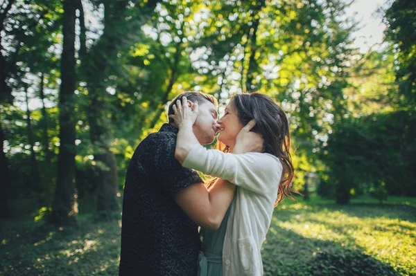 Casal abraçando e beijando ao ar livre — Fotografia de Stock