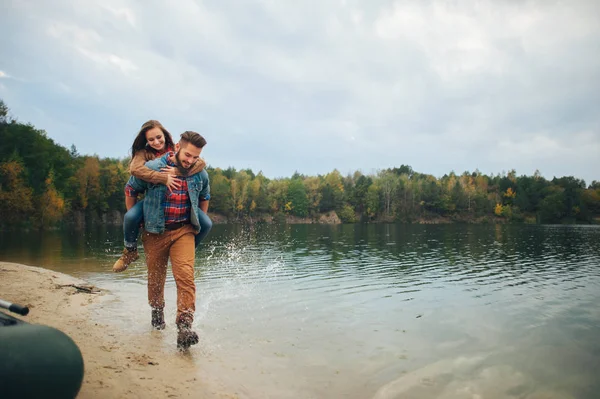 Casal abraçando perto do lago — Fotografia de Stock