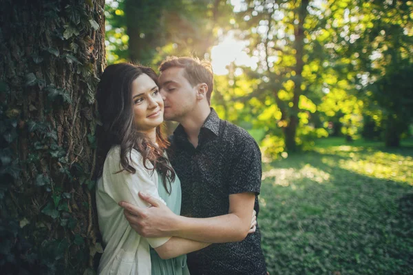 Casal abraçando posando no parque — Fotografia de Stock