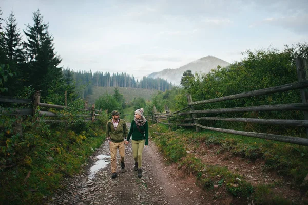 Rustikální pár v lese — Stock fotografie