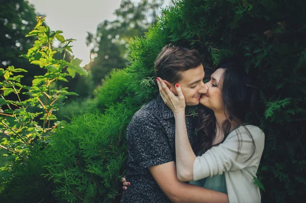 Pareja abrazos y besos al aire libre —  Fotos de Stock