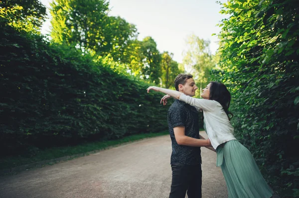 Paar knuffelen poseren in park — Stockfoto