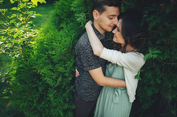 Casal abraçando posando no parque — Fotografia de Stock