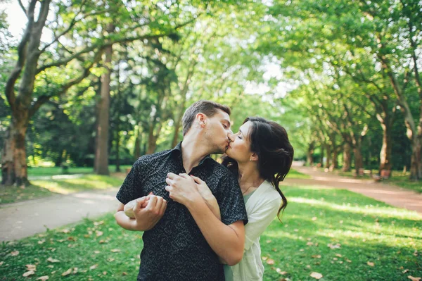 Casal abraçando e beijando ao ar livre — Fotografia de Stock