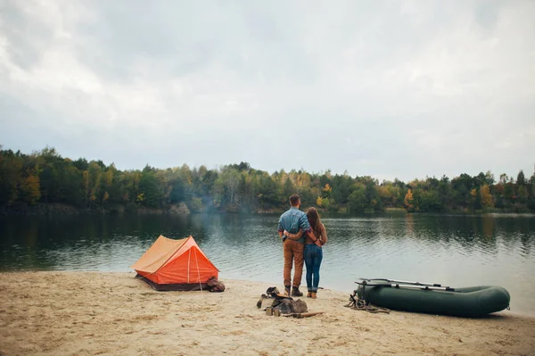 Pasangan duduk di pantai danau — Stok Foto